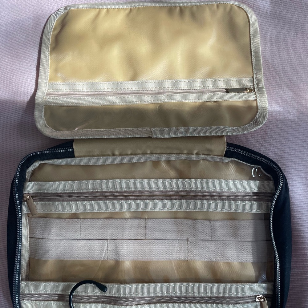 Final Price ❄️ Travel bag with four compartments. Brand new never used. - Picture 3 of 7